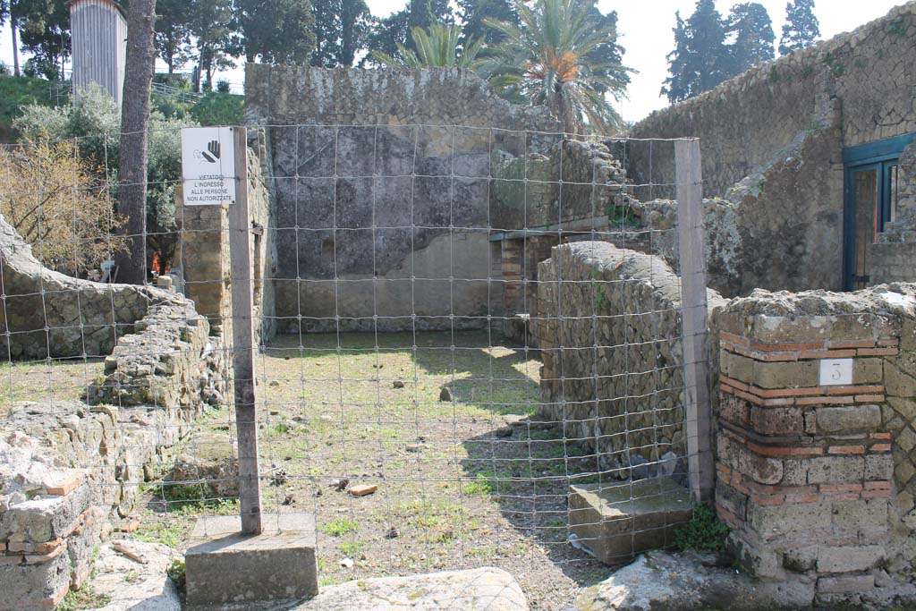 Ins. Orientalis I.3, Herculaneum, March 2014. Looking east through entrance doorway to stables area.   
Foto Annette Haug, ERC Grant 681269 DÉCOR

