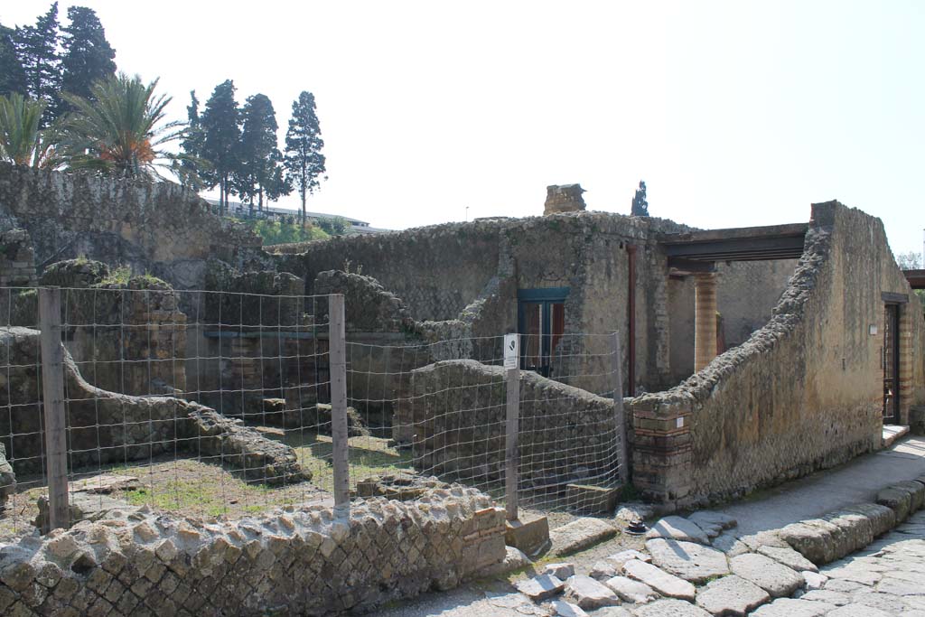 Ins. Orientalis I.3, Herculaneum, March 2014. Looking south-east towards entrance with ramp on east side of Cardo V.  
Foto Annette Haug, ERC Grant 681269 DÉCOR

