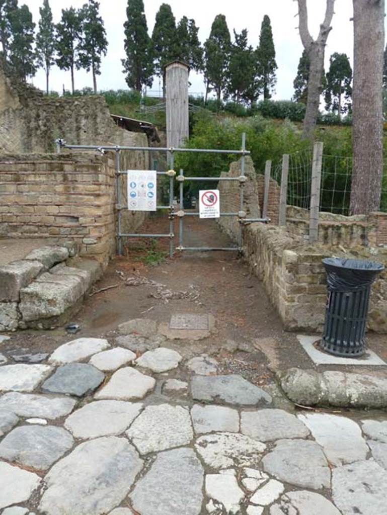 Vicolo Meridionale, the small roadway dividing Ins. Orientalis II, on left, from Ins. Orientalis I, on right. Looking east. September 2015. This roadway slopes downward on the eastern side of the site, and would have originally dropped down to the river harbour below.
