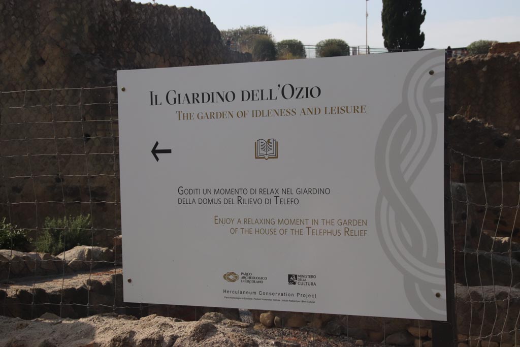 Ins. Or. I.3, Herculaneum. October 2023. Notice board for Il Giardino dell’Ozio.  Photo courtesy of Klaus Heese.
In 2023, part of the area of the north garden of The House of Telephus Relief (Ins. Or.I.2) was opened as The Garden of Idleness and Leisure. 

