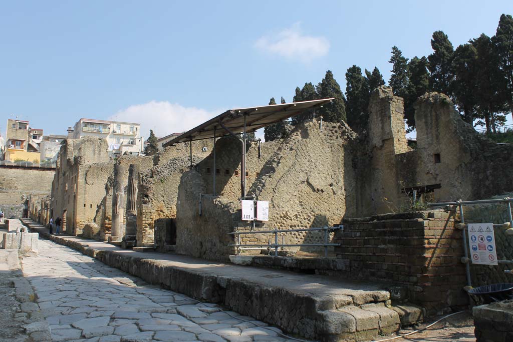 Ins. Orientalis II.1 Herculaneum, on left. March 2014. Looking north along east side of Cardo V.   
Foto Annette Haug, ERC Grant 681269 DÉCOR

