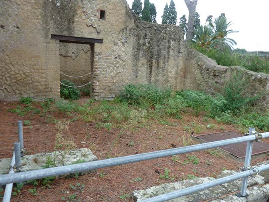 Ins. Orientalis II 1, Herculaneum, September 2015. Looking east, from Cardo V Inferiore. 