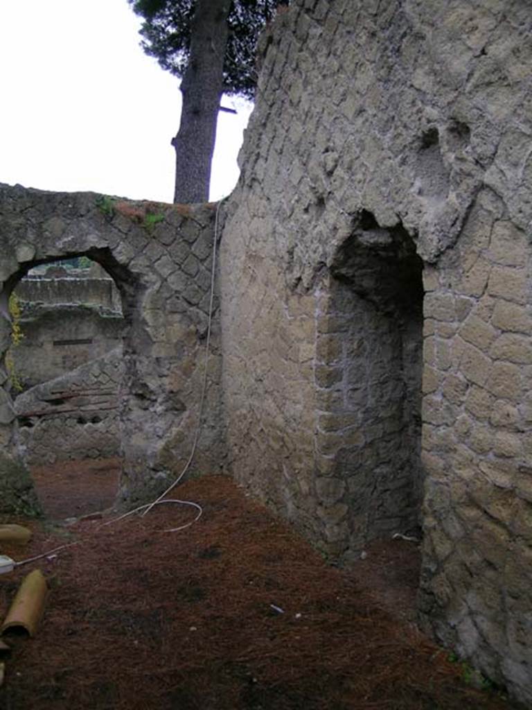 Ins. Or. II, 1, Herculaneum. December 2008. South-west corner of rear room.
Photo courtesy of Nicolas Monteix.
