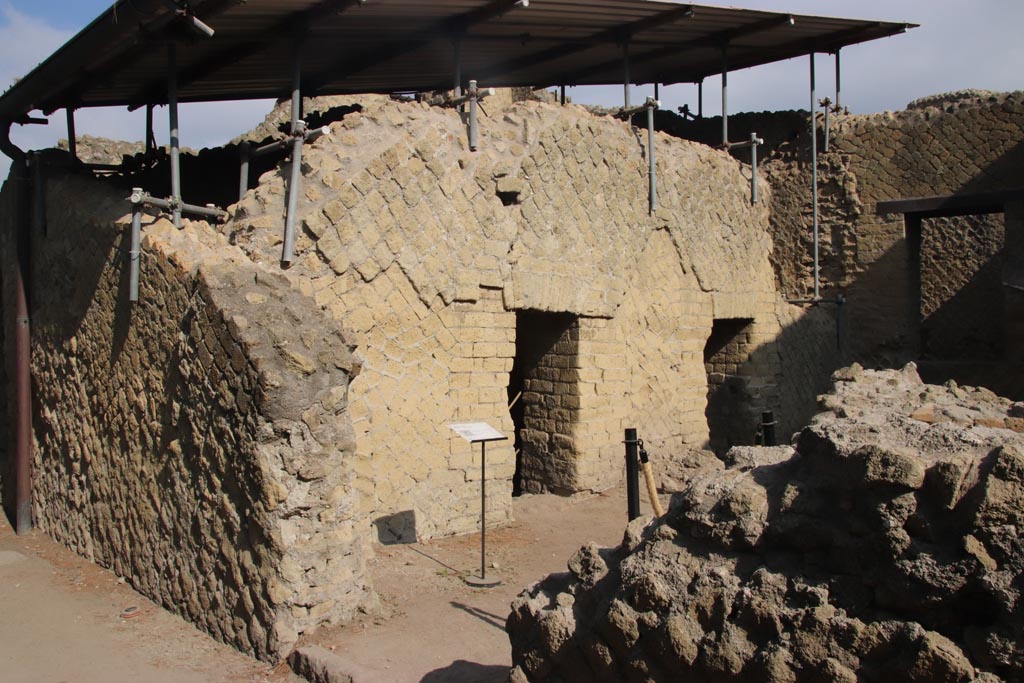 Ins. Or. II, 1a, Herculaneum. October 2023. Entrance doorway on north side of Vicolo Meridionale. Photo courtesy of Klaus Heese.