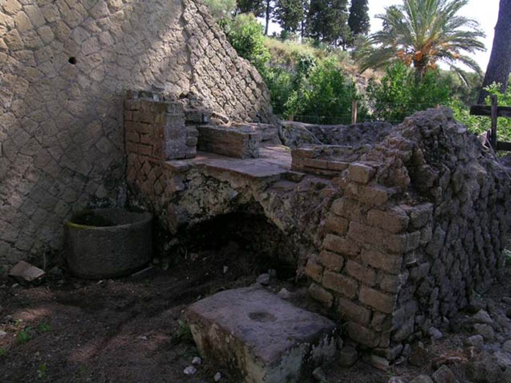 Ins. Or. II, 1ª, Herculaneum. June 2005. Room A. Oven with basin (e). Photo courtesy of Nicolas Monteix.
In the north wall of the bakery, reached by narrow stairs, was the access to rooms D, E, and F, at one time rather grand and only reached by the long corridor at Ins. Or. II.2.
