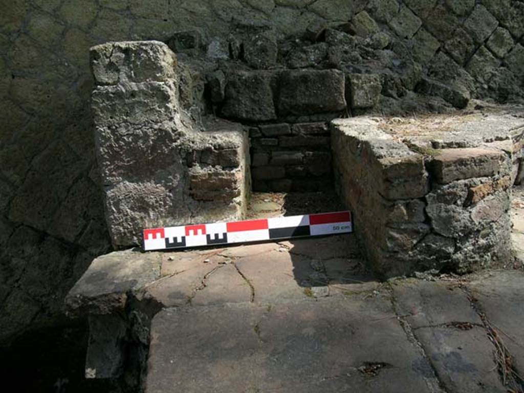 Ins. Or. II, 1ª, Herculaneum. May 2006. Detail of oven. Photo courtesy of Nicolas Monteix.

