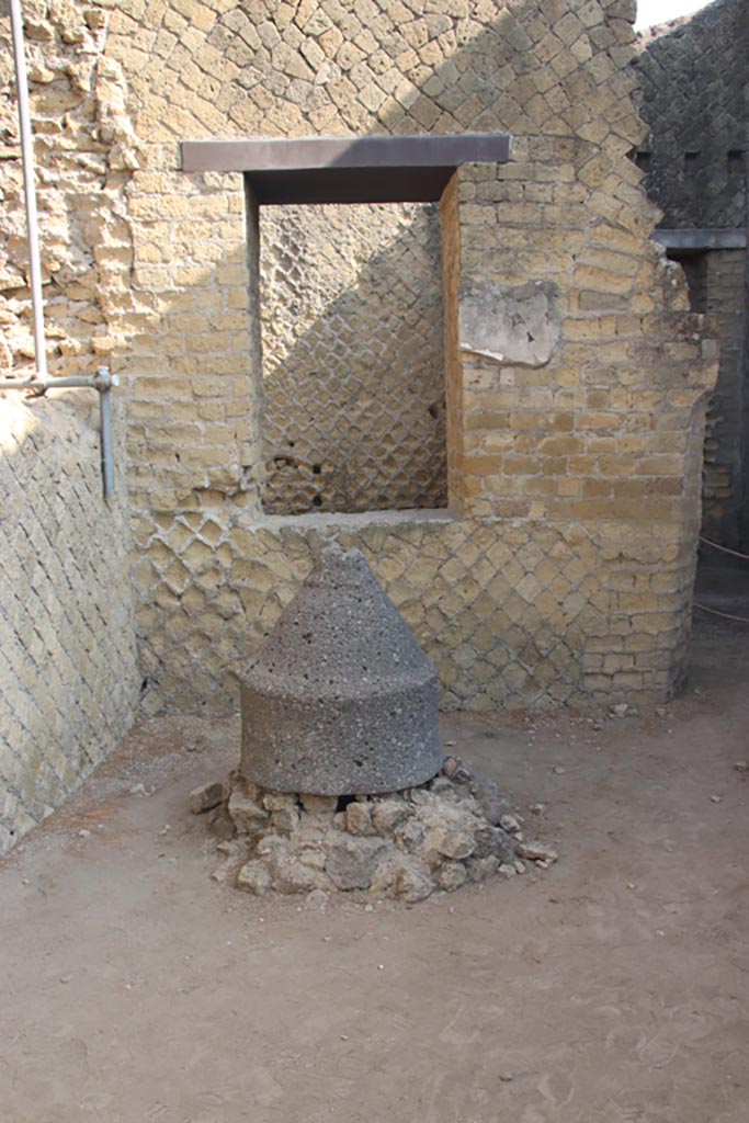 Ins. Or. II, 1a, Herculaneum. October 2023. 
Looking north across room A towards window into room B, and mill (m’) on west side of bakery.
Photo courtesy of Klaus Heese.
