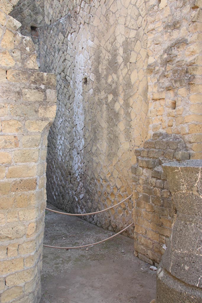 Ins. Or. II, 1a, Herculaneum. October 2023. 
Room A, doorway into room b, at east end of north wall. Photo courtesy of Klaus Heese.
