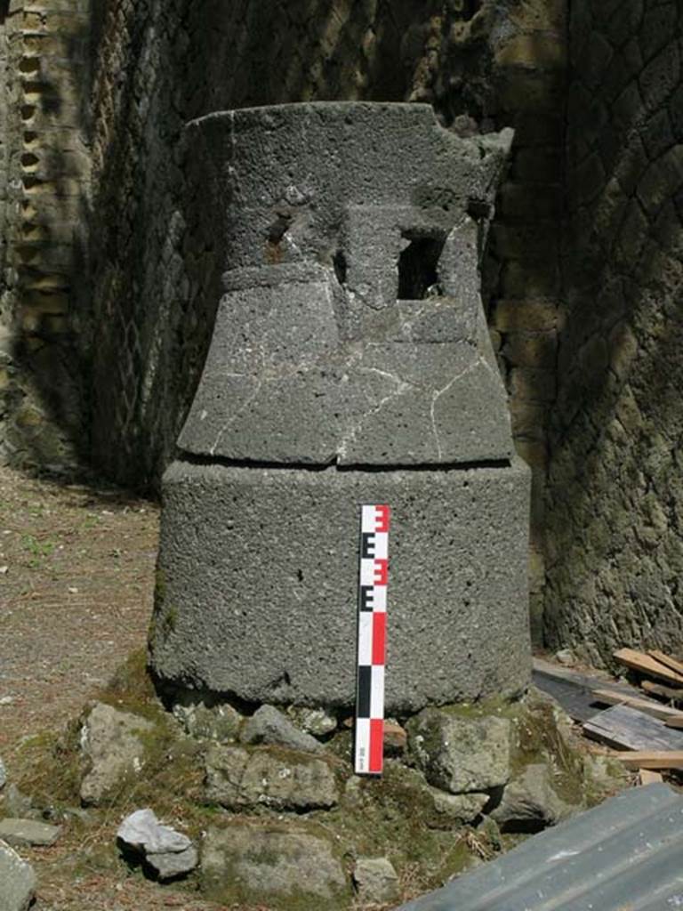 Ins. Or. II, 1ª, Herculaneum. May 2006. Room A, mill (m) on east side of bakery.
Photo courtesy of Nicolas Monteix.


