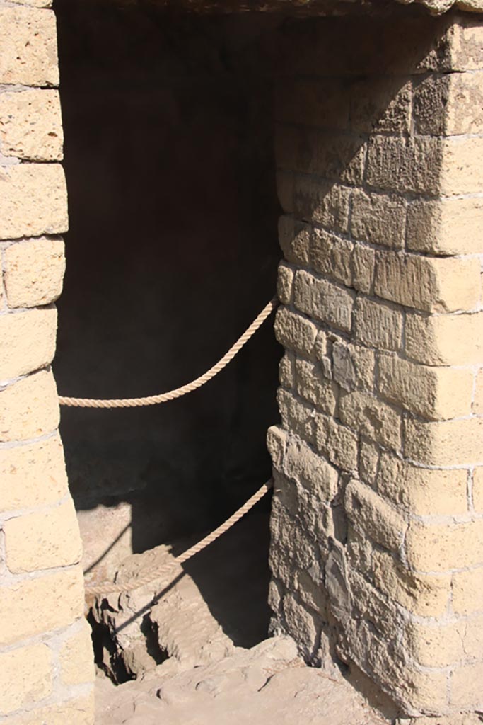 Ins. Or. II, 1a, Herculaneum. October 2023. 
Doorway into latrine room c, at south end of west wall. Photo courtesy of Klaus Heese.
