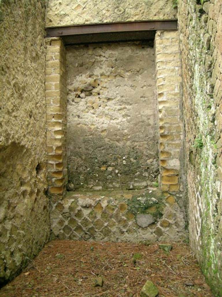 Ins. Or. II, 1ª, Herculaneum. December 2004. Room b, north wall of vestibule. 
Photo courtesy of Nicolas Monteix.
