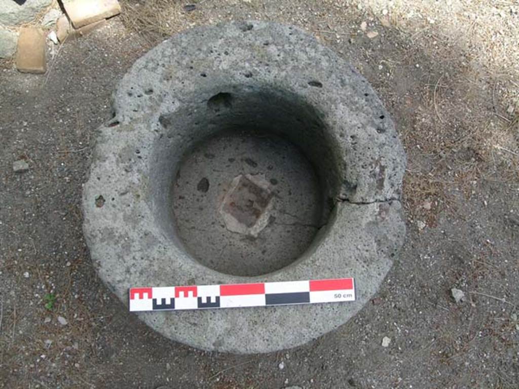 Ins. Or. II, 1ª, Herculaneum. May 2006. Detail of kneading bin. Photo courtesy of Nicolas Monteix.

