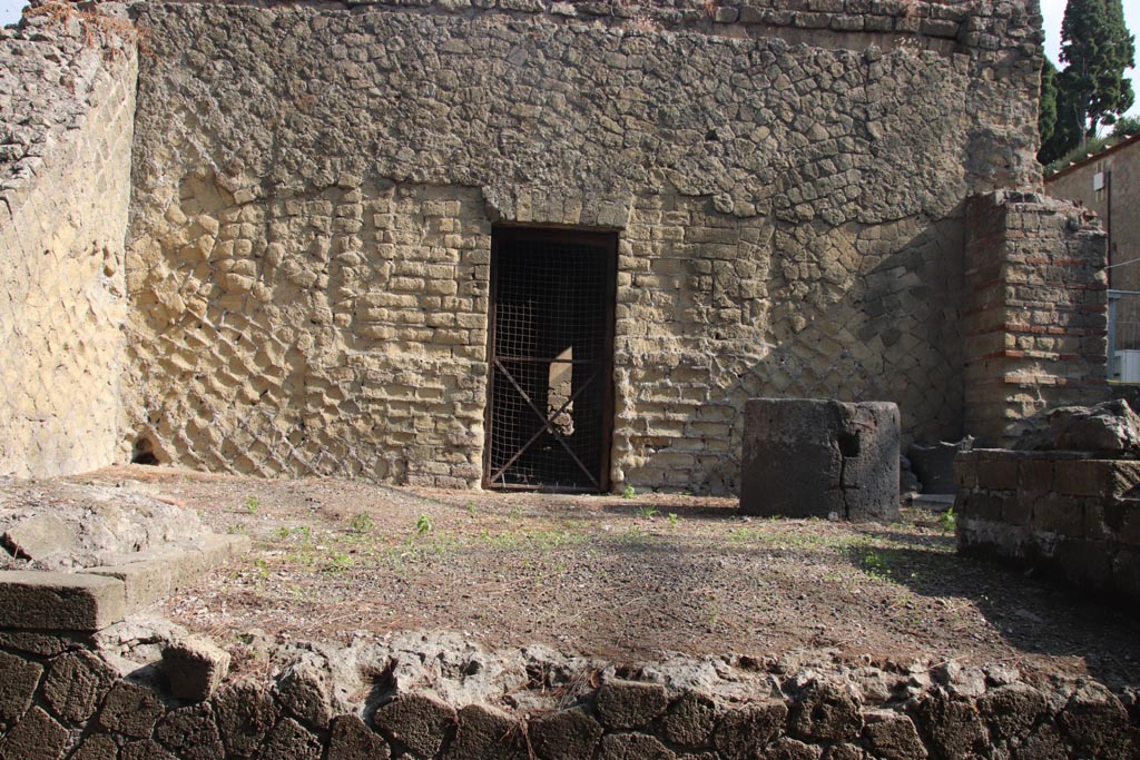 Ins. Or. II, 1a, Herculaneum. October 2023. Room E, looking towards north wall. Photo courtesy of Klaus Heese.