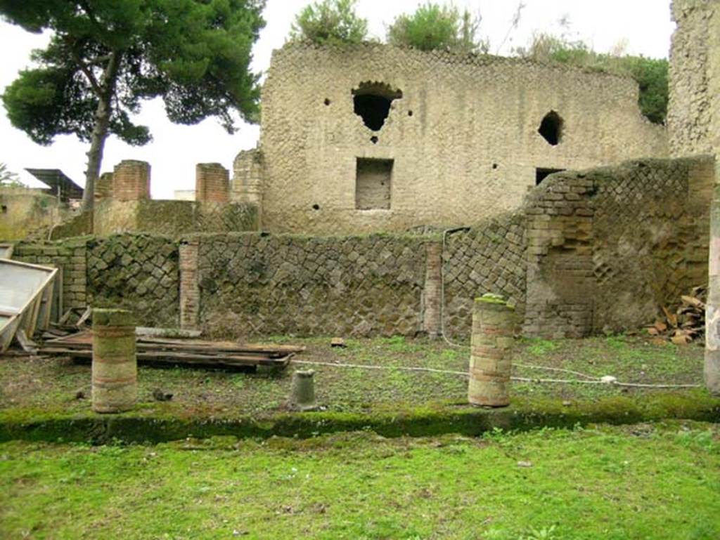 Ins. Or. II.1b, Herculaneum. December 2004. Looking west across peristyle. Photo courtesy of Nicolas Monteix.