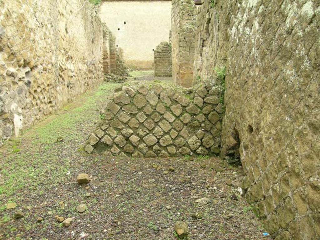 Ins Or II, 3, Herculaneum, December 2004. Looking towards east wall. Photo courtesy of Nicolas Monteix.