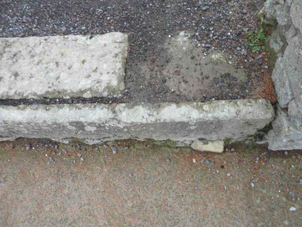 Ins. Orientalis II 3, Herculaneum, September 2015. South side of doorway threshold. 