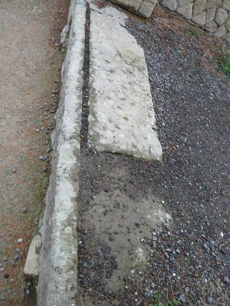 Ins. Orientalis II 3, Herculaneum, September 2015. Looking towards north end of doorway threshold.