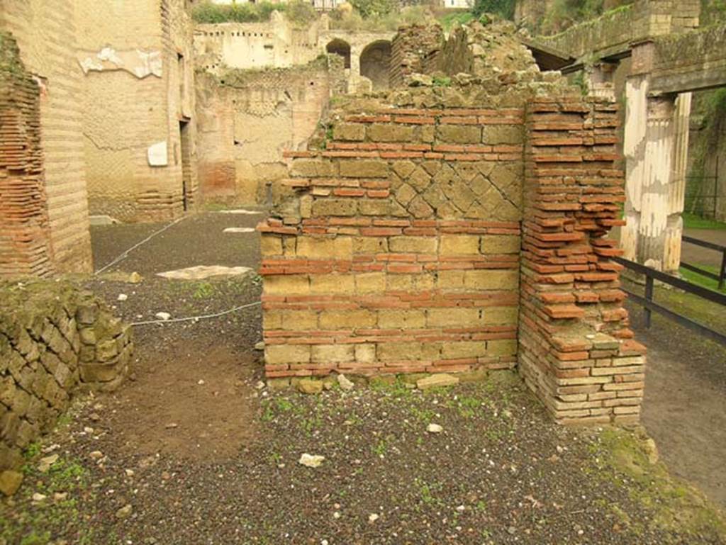 Ins. Or. II.4, Herculaneum. December 2004. 
Side doorway leading to large apsed room, looking north along west side of portico. Photo courtesy of Nicolas Monteix.

