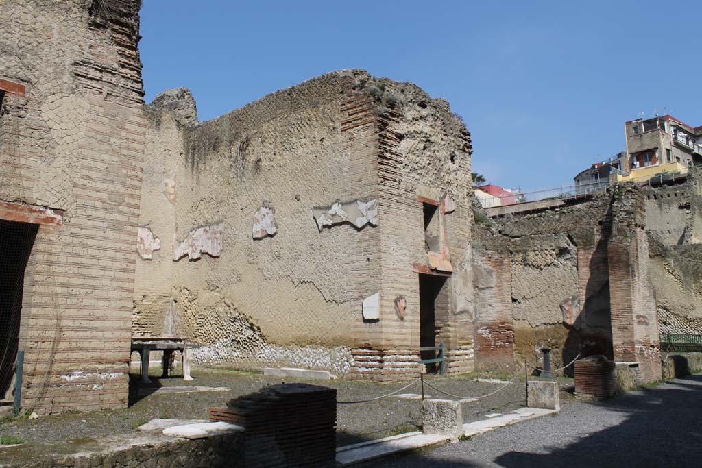 Ins. Orientalis II.4, Herculaneum, March 2014. Looking towards large apsed room from west portico.
Foto Annette Haug, ERC Grant 681269 DÉCOR

