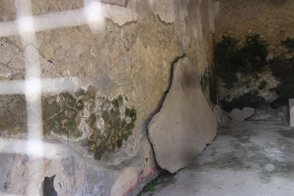 Ins. Orientalis II.4, Herculaneum, October 2023. South wall of room on left side of Aula Absidiata. Photo courtesy of Klaus Heese.