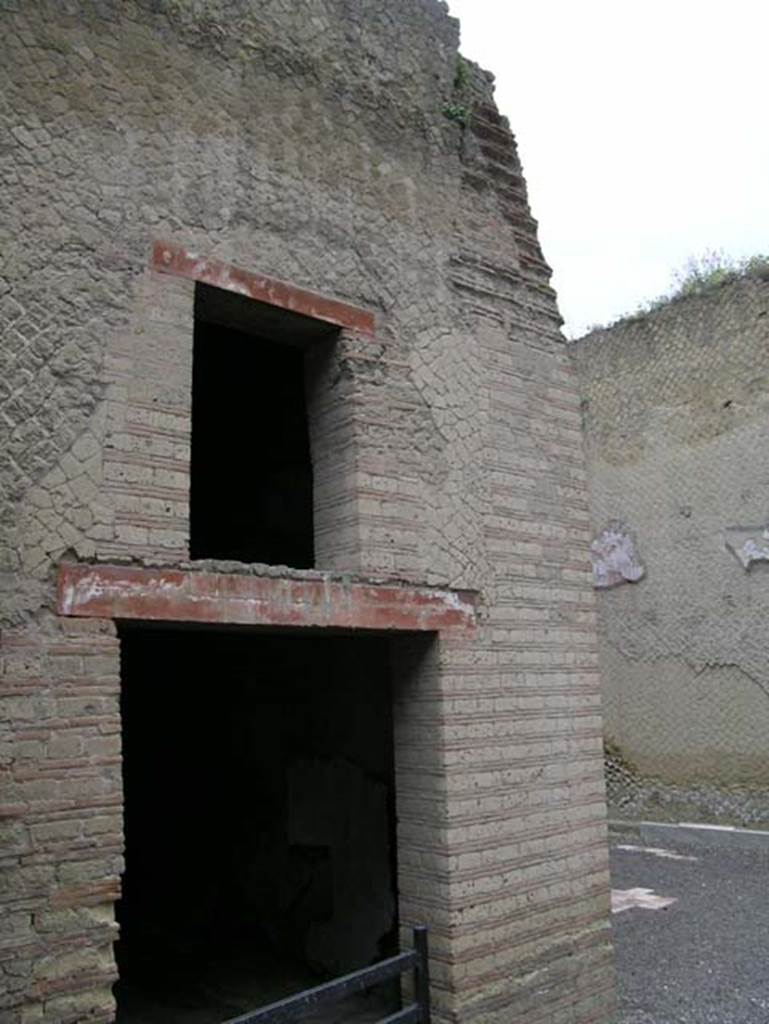 Ins. Orientalis II.4, Herculaneum, June 2006. Doorway to room on south side of large apsed room.
Photo courtesy of Nicolas Monteix.
