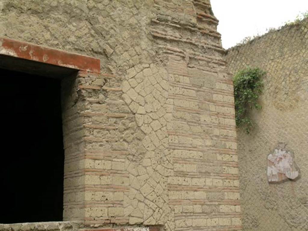 Ins. Orientalis II.4, Herculaneum, June 2006. Detail of wall on north side of dooway/window of room. 
Photo courtesy of Nicolas Monteix.
