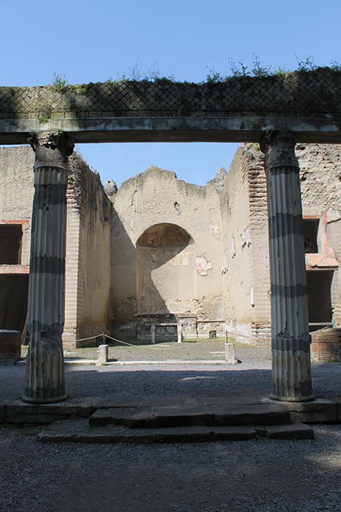 Ins. Or. II.4, Herculaneum. March 2014. 
Looking west towards steps from palaestra, looking towards large room (Aula Absidiata). 
Foto Annette Haug, ERC Grant 681269 DÉCOR

