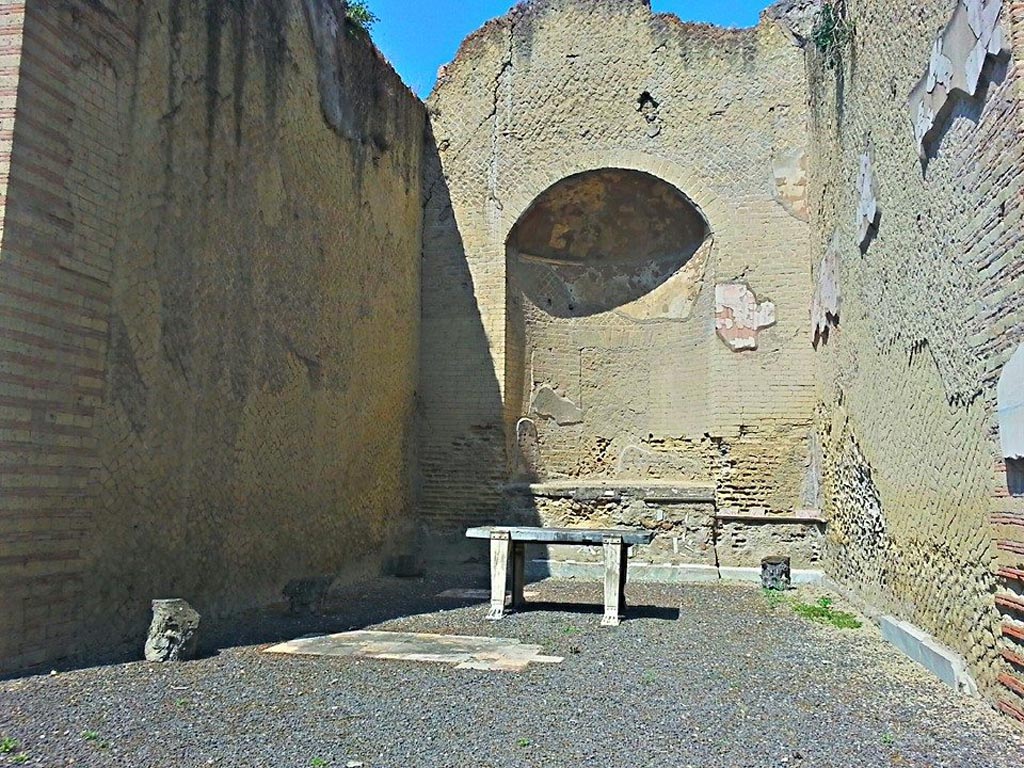 Ins. Orientalis II.4, Herculaneum, photo taken between October 2014 and November 2019. 
Looking west towards the large apsed room (Aula Absidiata). Photo courtesy of Giuseppe Ciaramella.
