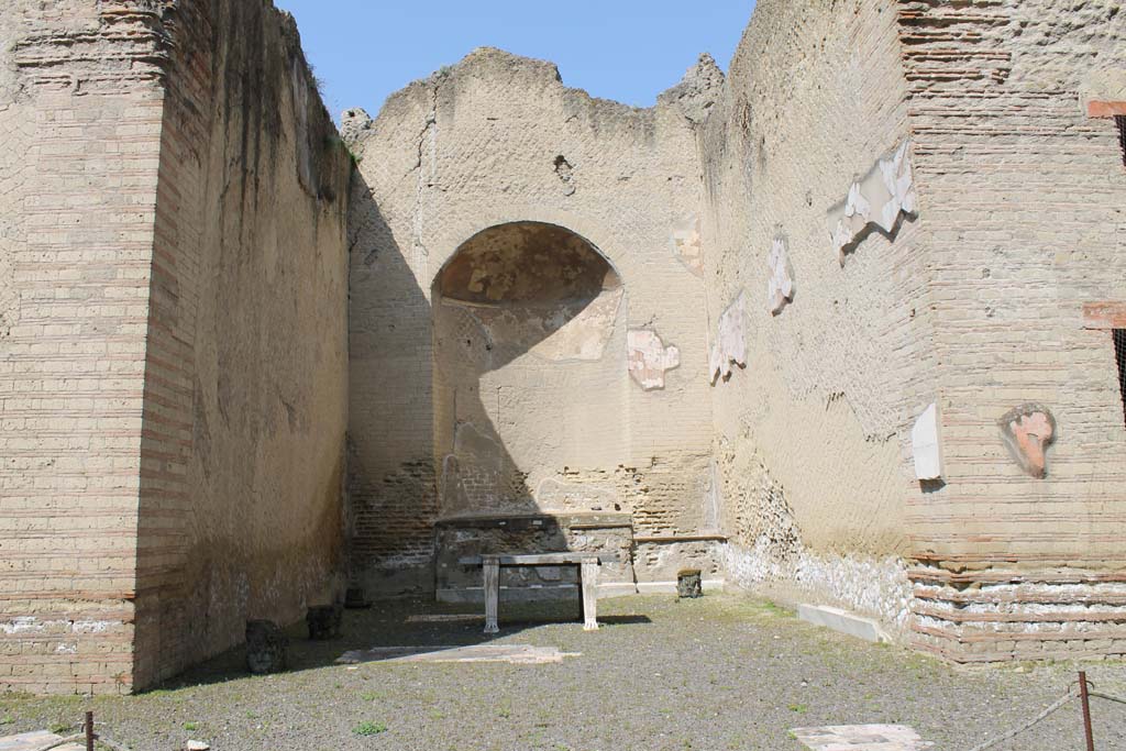 Ins. Orientalis II.4, Herculaneum, March 2014. Looking west from portico.
Foto Annette Haug, ERC Grant 681269 DÉCOR.
