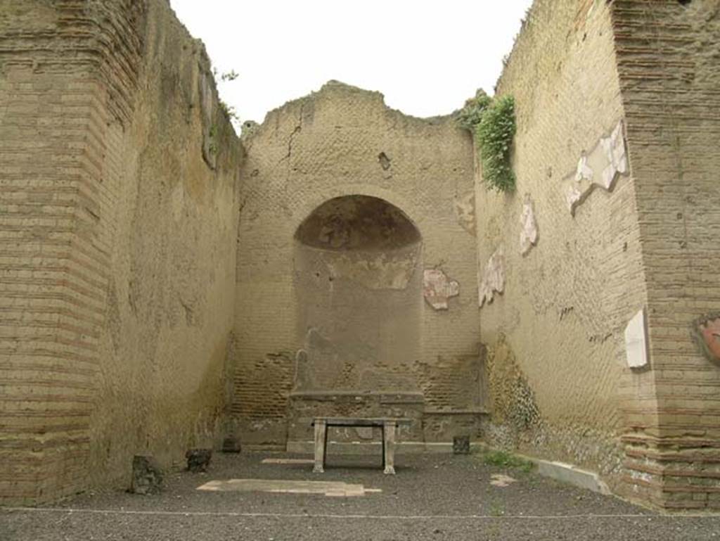 Ins Or II, 4, Herculaneum. June 2005. Looking west to large apsed room. Photo courtesy of Nicolas Monteix.

