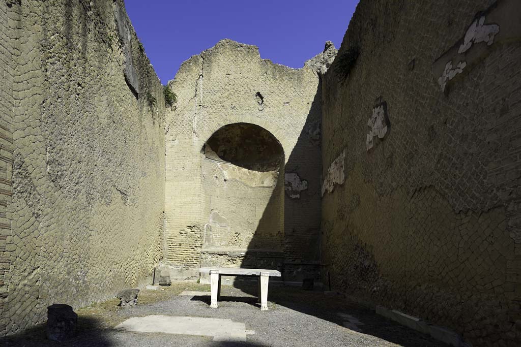 Ins. Orientalis II.4, Herculaneum, August 2021. 
Looking towards large niche in west wall of apsed room. Photo courtesy of Robert Hanson.

