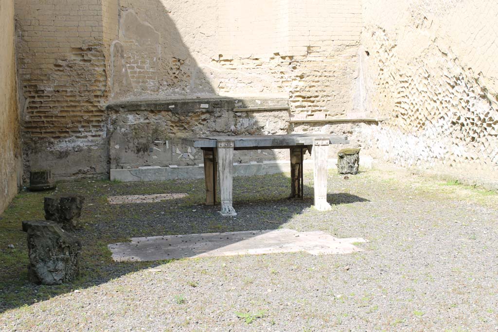 Ins. Orientalis II.4, Herculaneum, March 2014. 
Looking towards west end of apsed room, remains of capitals and flooring, and a large marble table with legs terminating in eagle’s claws.
Foto Annette Haug, ERC Grant 681269 DÉCOR.
