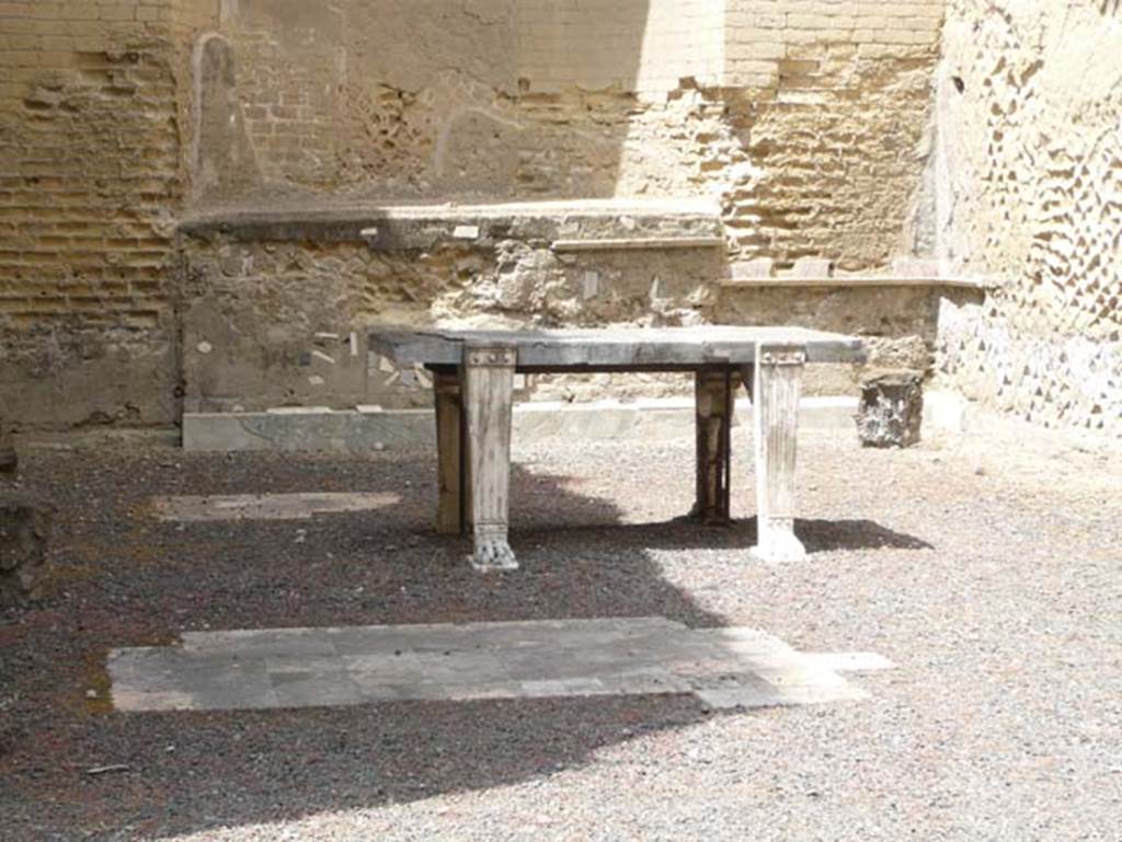 Ins. Orientalis II 4, Herculaneum, August 2013. Details from west end of apsed room, a large marble table with legs terminating in eagle’s claws.  Photo courtesy of Buzz Ferebee.
