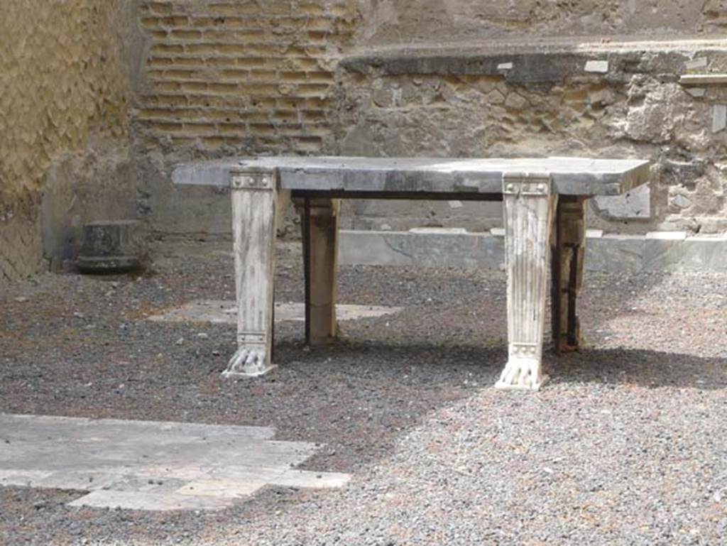 Ins. Orientalis II 4, Herculaneum, August 2013. Detail of marble table in apsed room.
Photo courtesy of Buzz Ferebee.
