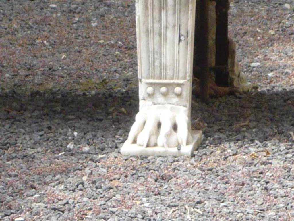 Ins. Orientalis II 4, Herculaneum, August 2013. Detail of eagles’s claw. Photo courtesy of Buzz Ferebee.