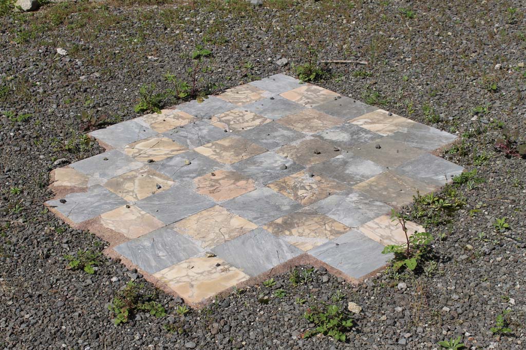 Ins. Orientalis II.4, Herculaneum, March 2014. Flooring in large apsed room.
Foto Annette Haug, ERC Grant 681269 DÉCOR.
