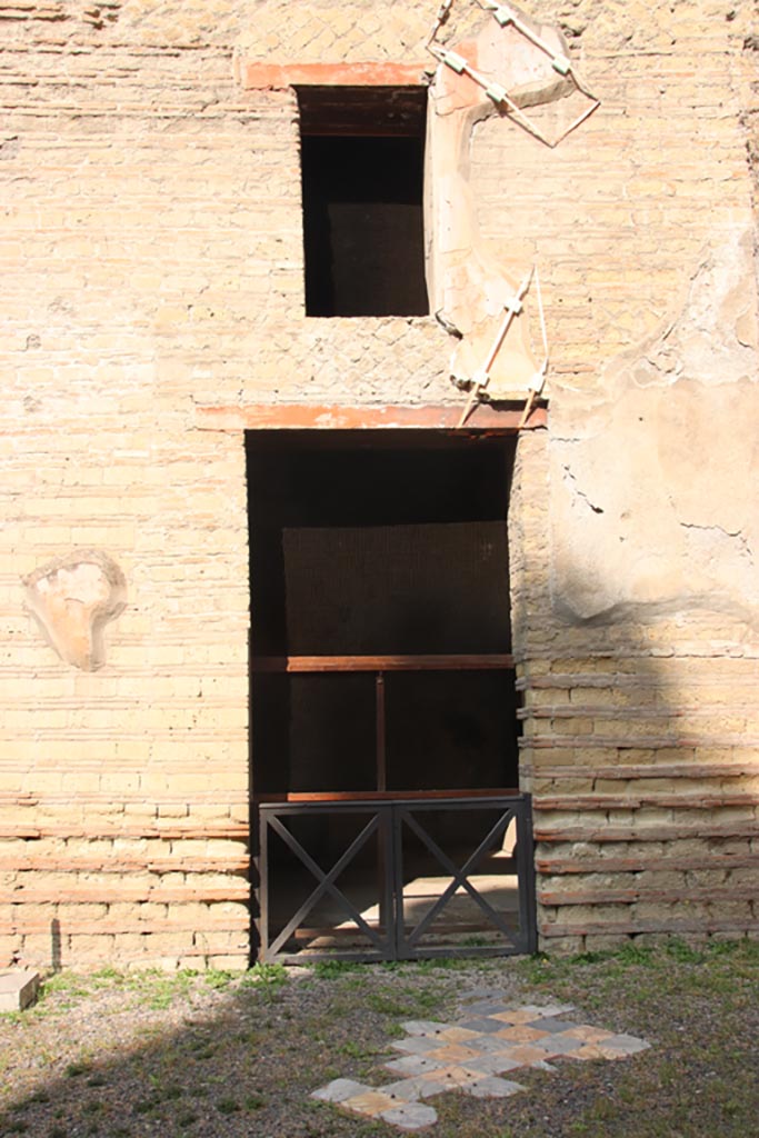 Ins. Or. II.4, Herculaneum. October 2023. 
Room III on north (right) side of Aula Absidiata, looking west to doorway taken from West Portico.
Photo courtesy of Klaus Heese.


