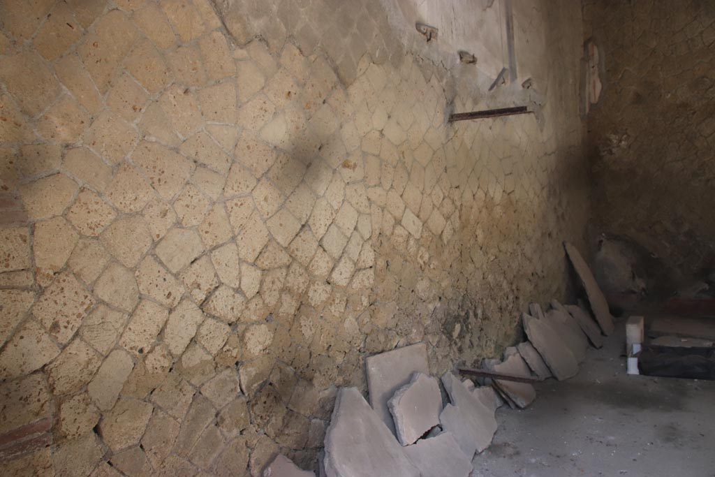 Ins. Or. II.4, Herculaneum. October 2023. Room III, looking along south wall. Photo courtesy of Klaus Heese.

