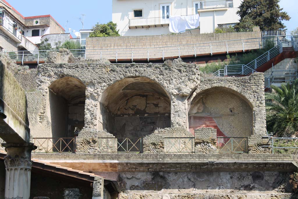 Ins. Orientalis II.4, Herculaneum, March 2014. Looking towards rooms on upper floor loggia at the north end.
Foto Annette Haug, ERC Grant 681269 DÉCOR
