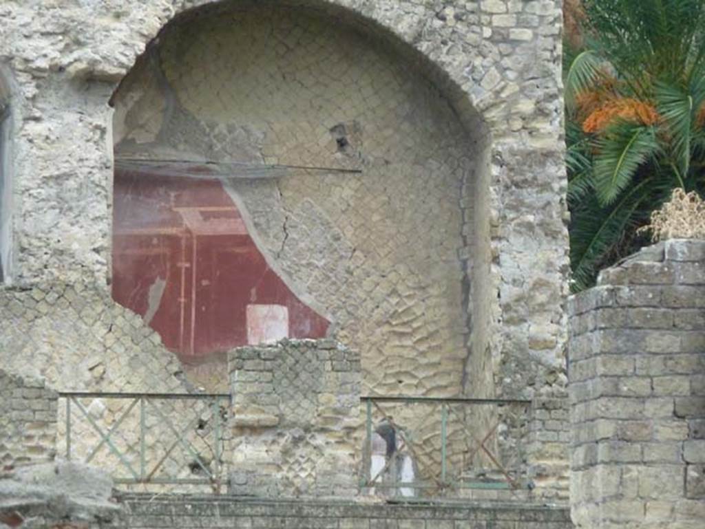 Ins. Orientalis II.4, Herculaneum, September 2015. Vaulted room with decorated north wall on upper terrace.