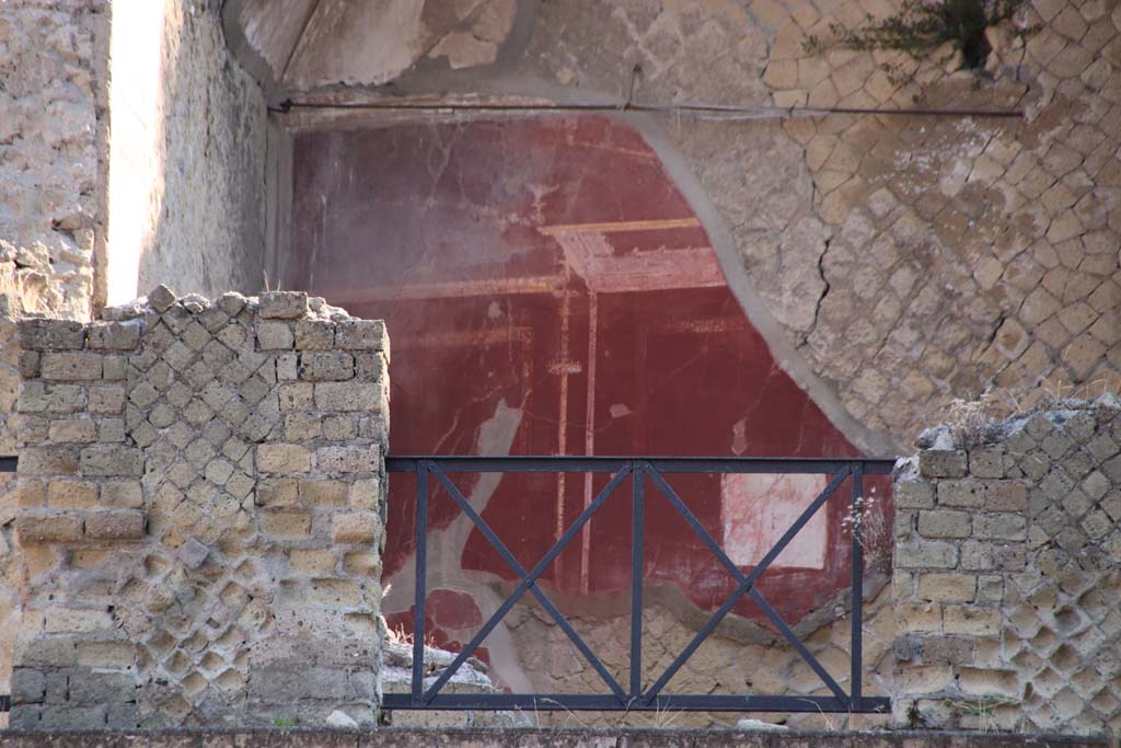 Ins. Orientalis II.4, Herculaneum, September 2021. 
Detail of decorated north wall of vaulted room on upper terrace. Photo courtesy of Klaus Heese.
