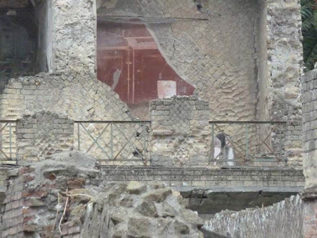 Ins. Orientalis II 4, Herculaneum, September 2015. Detail of decorated north wall of vaulted room on upper terrace.

