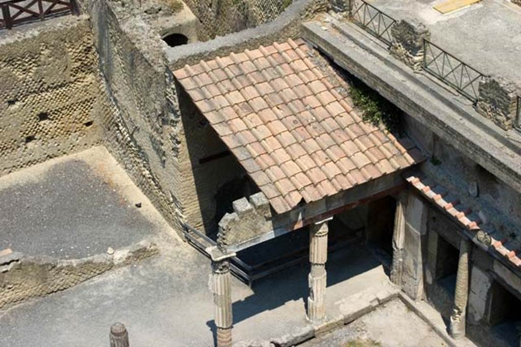 Ins. Orientalis II.4, Herculaneum, July 2007. 
Looking towards north-west corner of portico, and upper loggia, from access roadway.
Photo courtesy of Jennifer Stephens. ©jfs2007_HERC-8656.
