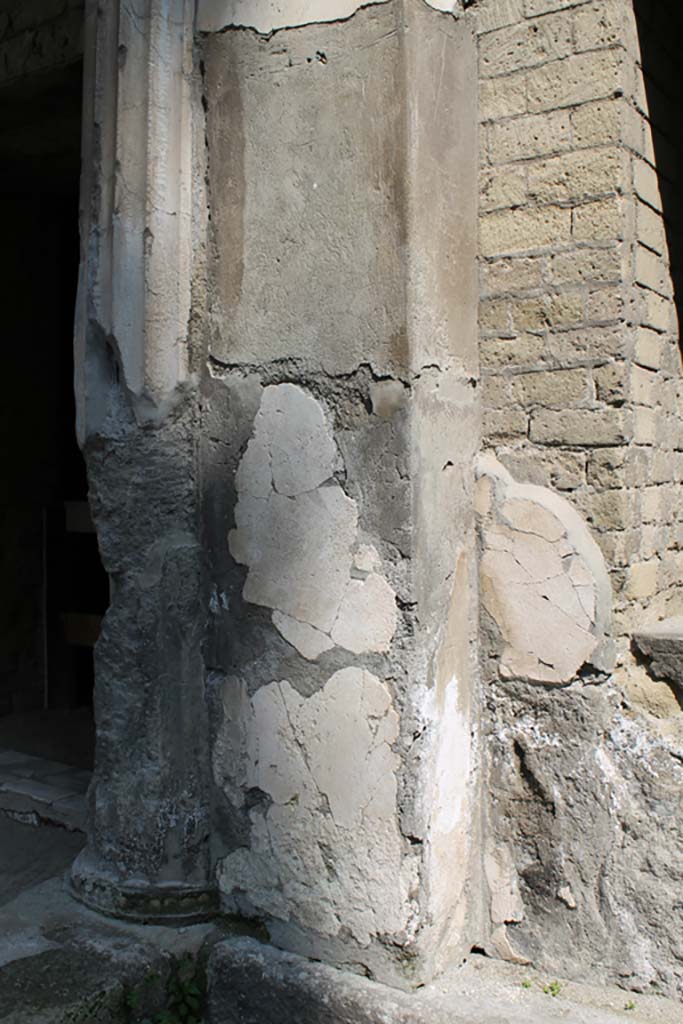 Ins. Orientalis II.4, Herculaneum, March 2014. 
West end of lower portico, stucco column and site of circular graffiti on wall.
Foto Annette Haug, ERC Grant 681269 DÉCOR
