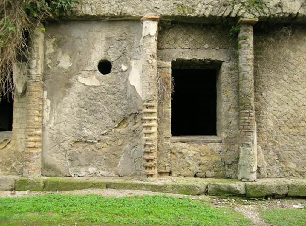 Ins. Orientalis II.4, Herculaneum, December 2004. Exterior rectified north wall of lower portico. 
Photo courtesy of Nicolas Monteix.

