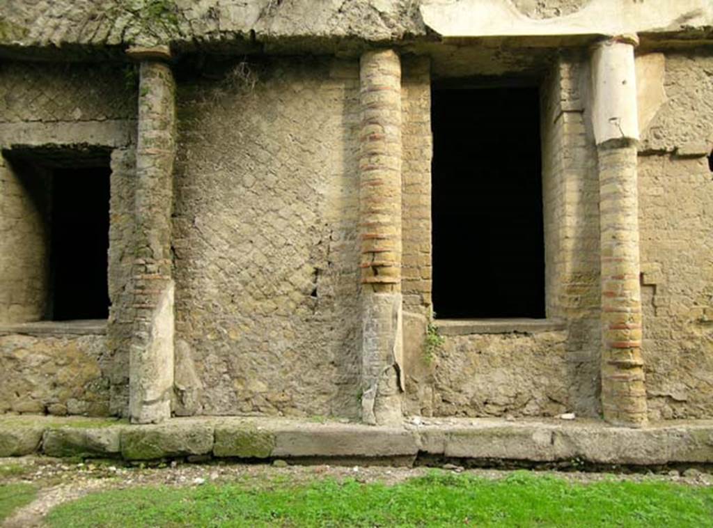 Ins. Orientalis II.4, Herculaneum, December 2004. Exterior rectified north wall of lower portico. 
Photo courtesy of Nicolas Monteix.

