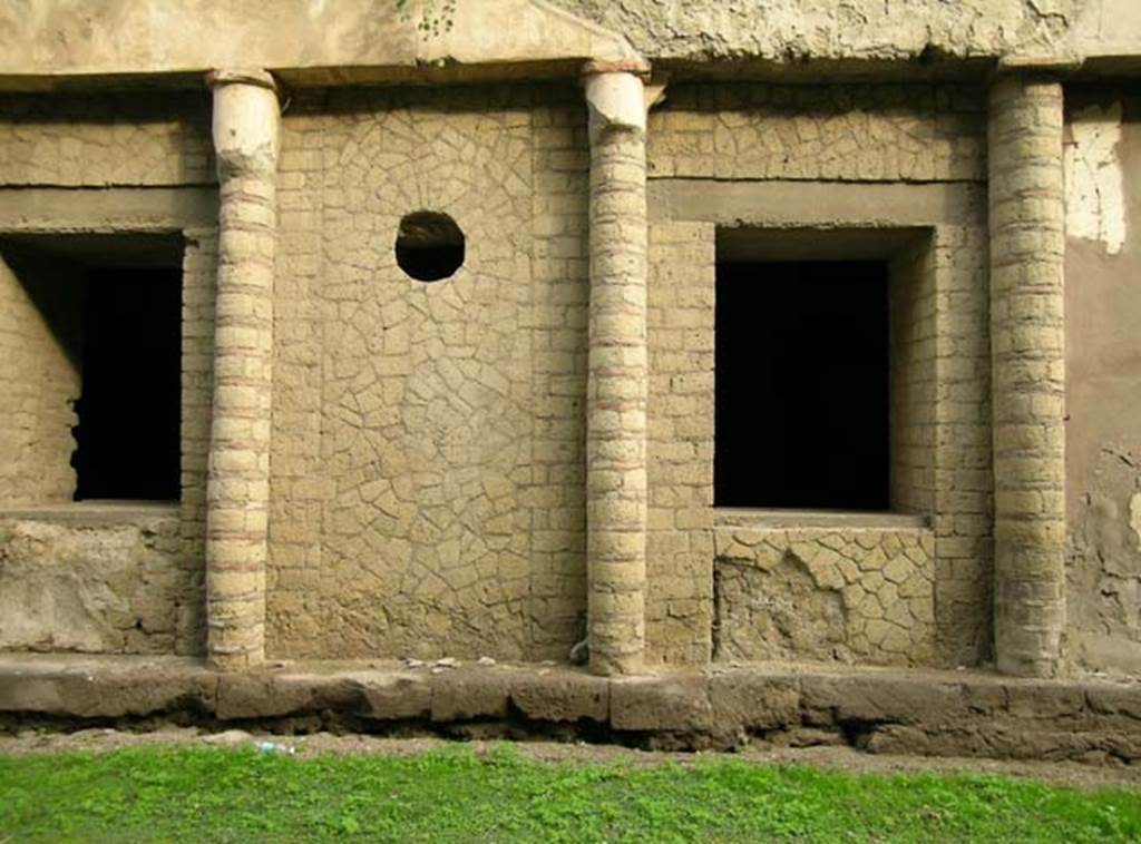 Ins. Orientalis II.4, Herculaneum, December 2004. Exterior rectified north wall of lower portico. 
Photo courtesy of Nicolas Monteix.
