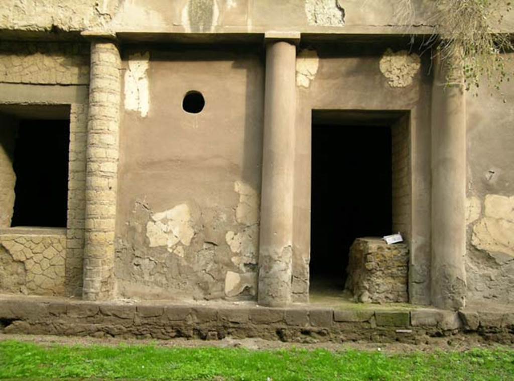 Ins. Orientalis II.4, Herculaneum, December 2004. Exterior rectified north wall of lower portico. 
Photo courtesy of Nicolas Monteix.
