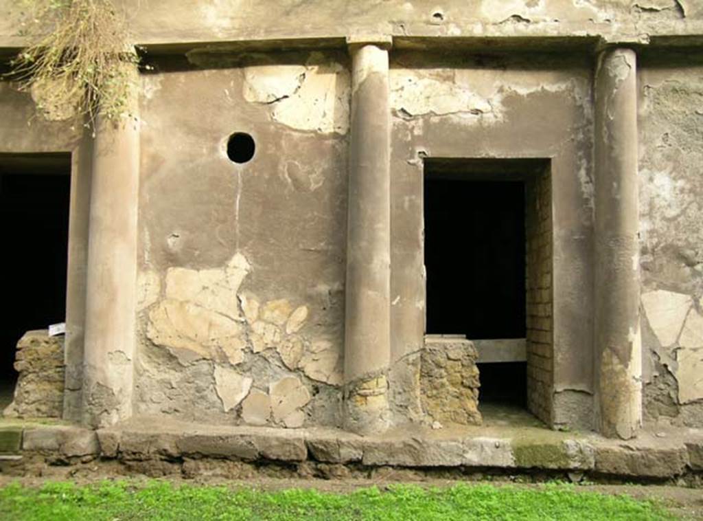 Ins. Orientalis II.4, Herculaneum, December 2004. Exterior rectified north wall of lower portico. 
Photo courtesy of Nicolas Monteix.
