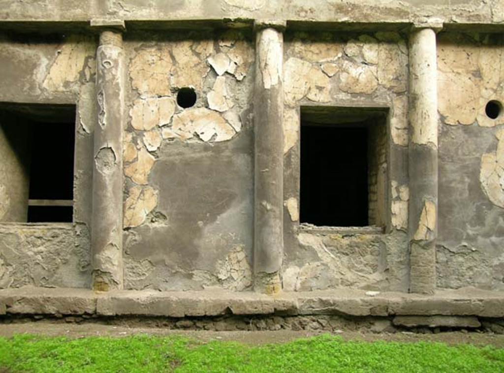 Ins. Orientalis II.4, Herculaneum, December 2004. Exterior rectified north wall of lower portico. 
Photo courtesy of Nicolas Monteix.
